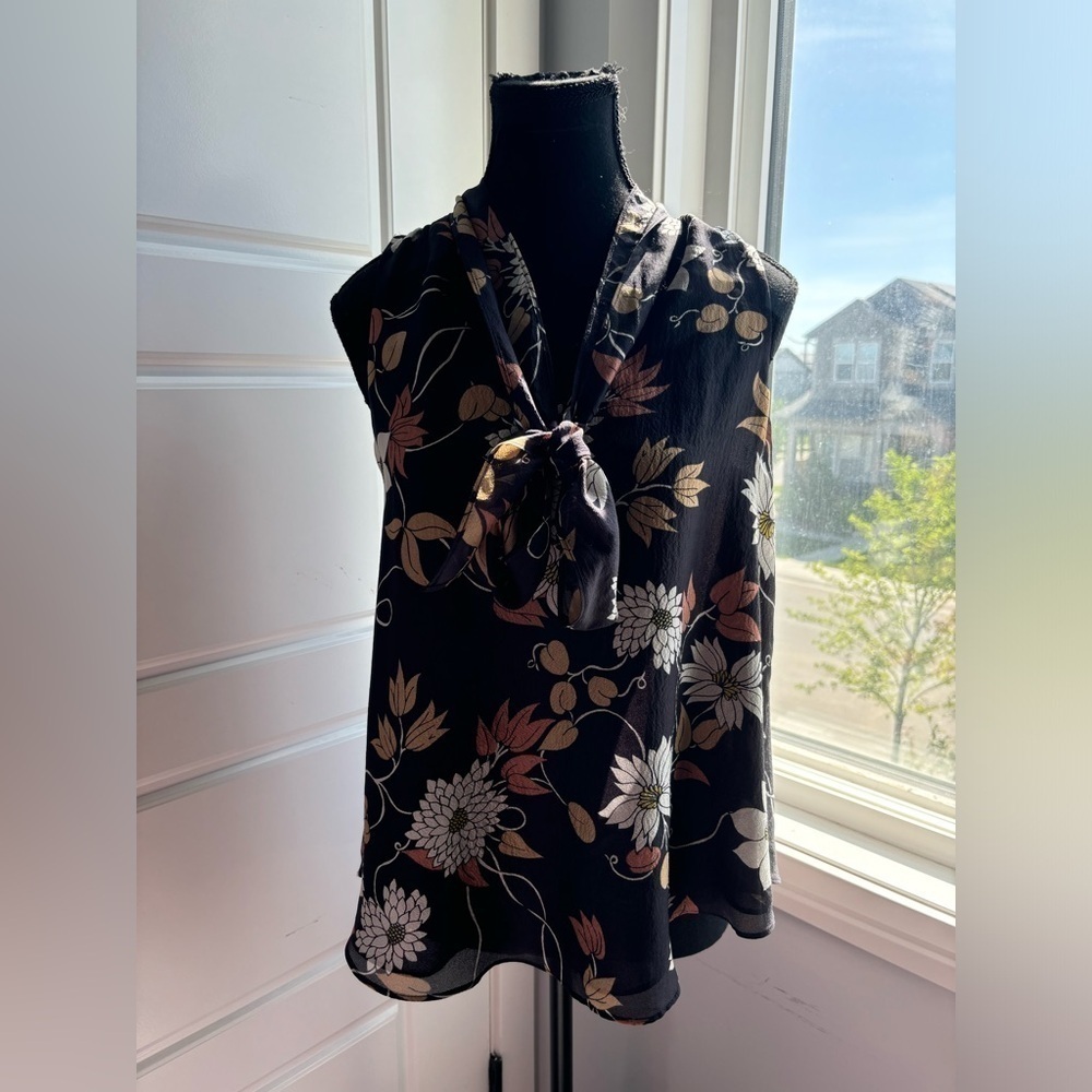 Maeve Anthropologie 100% Silk sleeveless blouse black floral Tie Neck Pussybow - Picture 6 of 9
